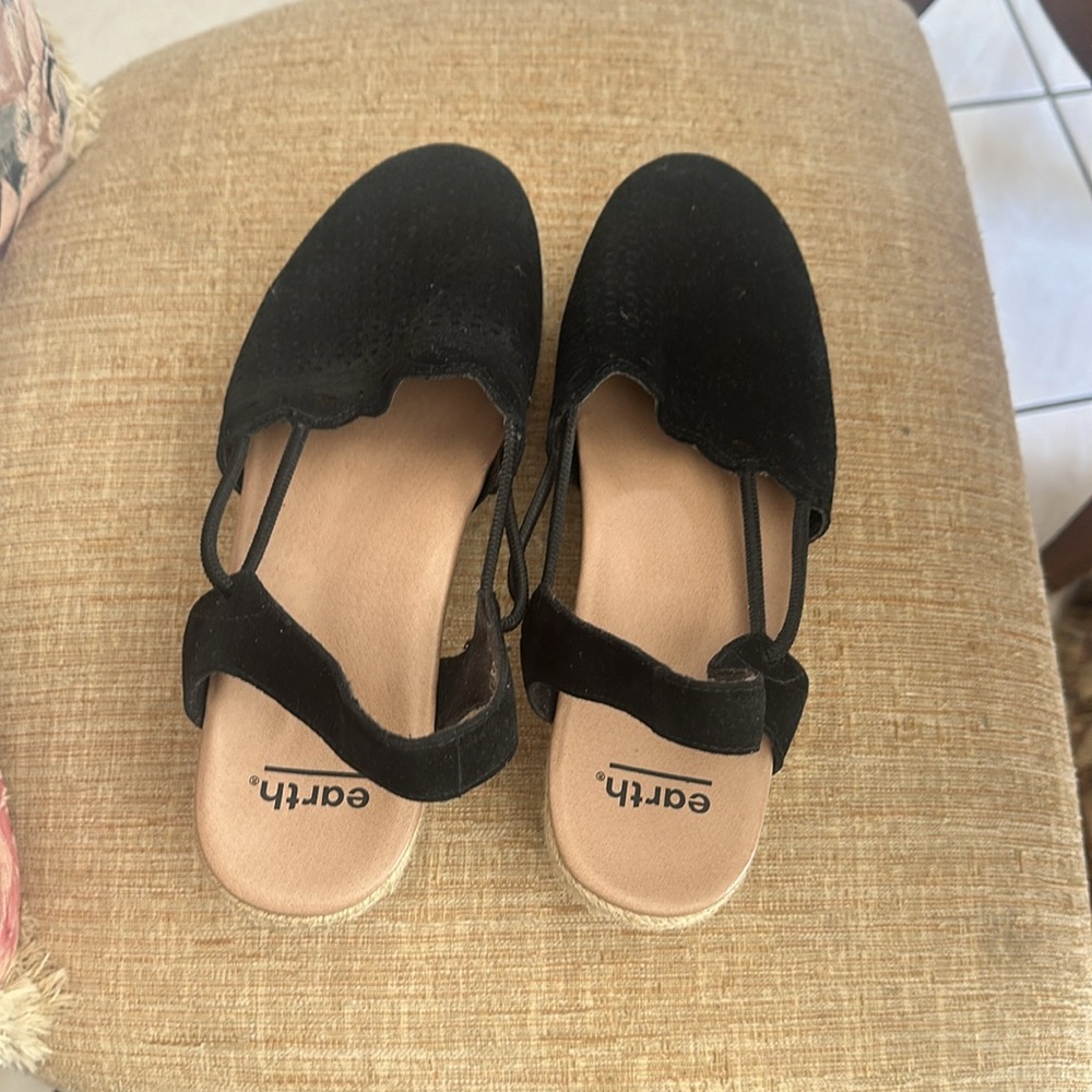Earth shoes. Hardly worn . Mint condition!!